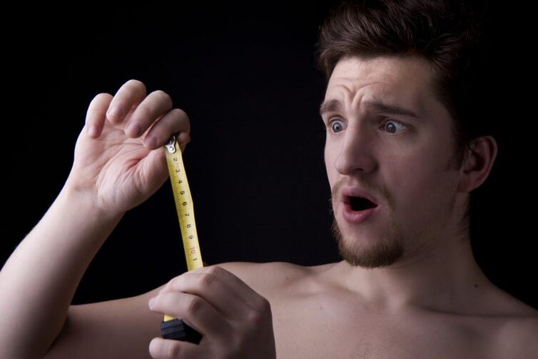 男性はポンプで増強する前に彼の陰茎を測定しました
